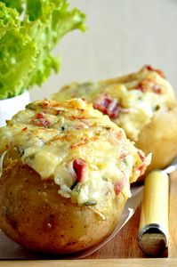 Salé - Pommes de terre au four gratinées au comté - Temps de préparation : 10 mn – Temps de cuisson : 45 mn. Ingrédients pour 4 personnes : 4 grosses pommes de terre-100 g de dés de jambon-10 cl de crème liquide-80 g de comté râpé-20 g de beurre-1 bouquet de ciboulette-Sel et poivre du moulin. Recette sur le site.