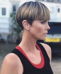 Charlize Theron (Foto: Instagram Charlize Theron/ Reprodução) Charlize Theron não tem medo da tesoura: ela já cansou de cortar os cabelos bem curtinhos, chegando até a raspá-los totalmente para protagonizar Mad Max: Estrada da Fúria. Mas entre tantas mudanças no visual, seu novo corte é totalmente novo - e ousado. A atriz sul-africana adotou ao bowl cut, com a nuca batida e fios mais loiros, para retornar à s&eacu