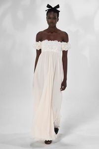 Aunque el diseñador ha bajado el volumen para la primavera/verano 2021, su colección sigue llena de inspiración para novias e invitadas