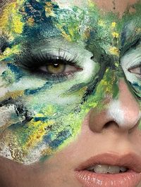 green makeup. abstrait. makeup abstrait. makeup. makeup art. creativemakeup. creative. nude lips. colors. makeup tips. astuce makeup. makeup art.