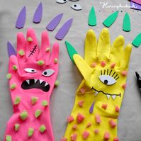 Mit diesen Monsterhandschuhen kann man auch von Fenster aus wunderbar die Leute erschrecken, äh ich meine natürlich grüßen, die draußen frische Luft schnappen! Na wie wäre es mit einem kleinen Handschuh-Puppentheater? Mit Permanentmarker, Kleber, bunten Filz- Moosgummi, Schwamm- oder Papierresten seid ihr ruckzuck am Start! #monster #monsterspaß #handpuppe #bastelnmitkindern #beschäftigungfürkinder #puppentheater #wirbleibenzuhause #stayathome #gummihandschuhe #bastelidee #nottuln