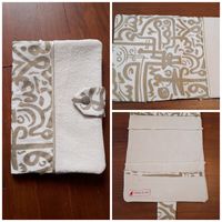 C'est la première fois que je travaillais ce tissu calligraphié et j'ai vraiment adoré. Le tissu principal est un mélange de lin et de coton avec des lettres arabes calligraphiées (suivre le lien). Le second tissu + tissu intérieur est une toile de coton très épaisse écru qui a un aspect rustique. Elle sera bientôt de nouveau disponible en boutique. D'autres coloris sont encore disponibles dans la section "tissus fibres 100% naturelles"