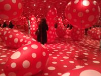 Installation de Yayoi Kusama.