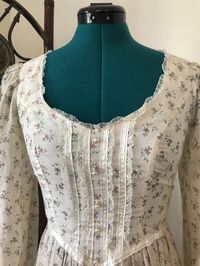 70's Gunne Sax elegant floral maxi dress with a sheer inlay along the side of sleeves, scoop neck with lace trim and beautiful pearl buttons. In excellent vintage condition. size seven, but fits more like an extra small.Bust - 32"Waist - 25"
