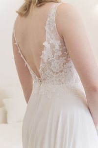 Mit seinem Elisa Spitzenoberteil fließt das wunderschöne Oberteil dezent in den Chiffonrock, welcher fließend zu Boden fällt und verleiht dem Design einen eleganten und sommerlichen Charme. Die klassische A-Linie eignet sich perfekt für deine Hochzeit im Frühling, Sommer oder Herbst. All unsere Brautkleider - auch unser Design Elisa - kannst du in deiner Anprobe bei uns individuell mitgestalten und miteinander kombinieren, so dass du dein ganz persönliches Traumkleid finden kannst.