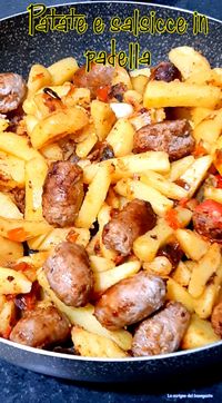 PATATE E SALSICCE IN PADELLA #padella #patate #piattounico #salsicce #ricette #giallozafferano #foodblogger #passionecucina #foodphotography #foodlover #food #provarepercredere #idea #cena #sfizio
