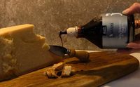 ACETO BALSAMICO DI MODENA IGP - "La confezione dell'aceto balsamico Guerzoni è bellissima, praticamente perfetta per un regalo, bellissima l'idea della capsula al posto del tappo di plastica per rispettare l'ambiente, e comodissimo ed elegante il comodo dosatore in vetro e sughero. Per quanto riguarda la qualità dell'aceto c'è da dire che è davvero un prodotto eccellente, conosco questa acetaia da anni e non delude mai, ormai è un prodotto di cui non posso fare a meno, il rapporto qualità...