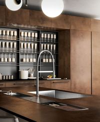 Dust oak | Copper oxidized liquid metal | Worktop: Kerlite and Fenix laminate | Groove and plinth: Urban