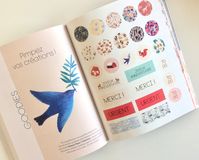 Dans Carnethérapie, et pour agrémenter vos réalisations, vous retrouverez plus de 40 motifs SEASON PAPER COLLECTION déclinés sur des stickers, marque-pages, étiquettes, masking-tape et cartes postales. À vos carnets !