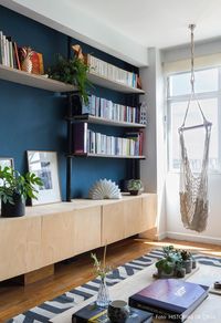 29. Parede azul na sala de estar – Por: Histórias de Casa #paredeazul #pareceazulsala #paredeazulmarinho