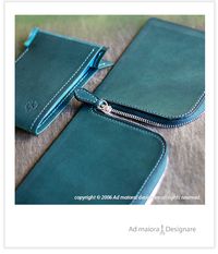 定番のL型ジップウォレット薄作りで丈夫に仕上げるには細部の漉き加減がとても重要です。...