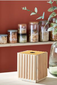 Réalisez une série de petites boîtes en bois pour cacher tout votre petit bazar de salle de bains. Les tasseaux en demi-rond leur donnent un petit air rétro et le couvercle en laiton un côté précieux.