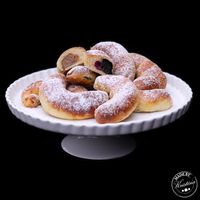 SVATOMARTINSKÉ ROHLÍČKY plněné ořechovou náplní připomínají svatomartinské pečivo. Určitě si na nich pochutnáte.
