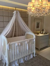 lustre candelabro para quarto de bebê decorado com parede estofada #lustres #quartodebebê
