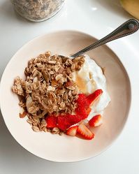Easy Peanut Butter Almond Granola - Tipps in the Kitch