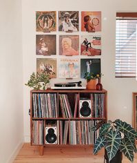 Des pochettes de vinyles accrochées au mur pour un esprit vintage