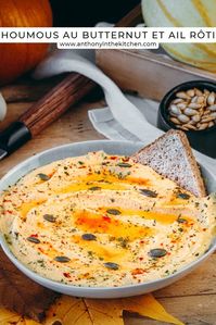 Donne de la couleur et de l'originalité sur ta planche apéritive avec ce délicieux Houmous automnale, composé de pois chiches, de tahini, d'ail rôti et de butternut également rôti au four.