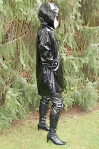 Ein Mann oder eine Frau total in Lack, für mich das Schönste und Geilste. Bin Homo aber eine Lack Frau reizt mich auch