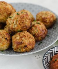 Cheesy cauliflower-mozzarella-balls. Delicious and easy to prepare. Recipe in english and german. Blumenkohl-Mozzarella-Bällchen, kalorienarm und köstlich.