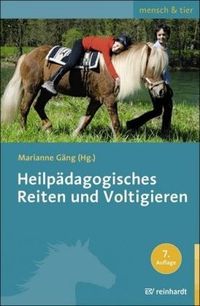 Heilpädagogisches Reiten und Voltigieren. Dieses Buch erscheint in 7., überarbeiteter Auflage. Es ist Pflichtlektüre füralle, die sich mit dem Einsatz des Pferdes in der Pädagogik, Heilpädagogik undRehabilitation befassen. Der Leser findet in diesem Band Grundlagen und Perspektivendes heilpädagogischen Reitens, verständliche Erklärungen, eine Vielzahl erprobterÜbungen, Tipps aus der Praxis und Anregungen für phantasievolles Spielen mit demPferd. Neue Beiträge über die psychomotorische Förderung
