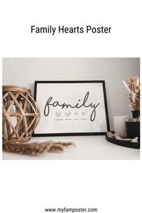 Unser Family Hearts Poster lässt sich ganz einfach personalisieren und ist perfekt für jedes Zuhause.