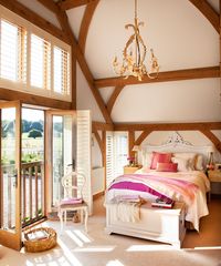 Dormitorio rústico con aire provenzal en blanco. Campestre y romántico #elmueble #dormitorio #rústico #decoración