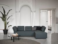 Gelderland elementen bank 7910 Chaise Royal design Remy Meijers in de stof Panama. De bank kun je zo groot maken als je wilt. Hoewel de chaise longue ook heel mooi is als extra element in je woonkamer of erker. Voor de bank staat de T-Table 7920 design Bart Vos in het rond met hoge zwart stalen poten. #gelderlandmeubelen #chaiselongue #elementenbank #glazensalontafel #remymeijers