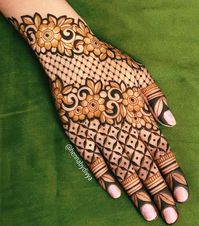 Latest henna/mehndi design ideas for karwa chauth and festive season. #karwachauth #karwachauthmehndi #mehndidesignideas #karwachauthinspiration #mehndidesigns #brides #india #hennadesigns #hennsdesignsideas #henna #mehndi #karwachauthlook #bridalmehendi #mehendi #minimalmehendi #karwachauthmehendi #karwachauthmehendidesigns