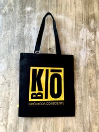 Bolso de tipo tote. En un precioso tono dorado súper brillante. Al igual que todos nuestros bolsos, este es un modelo único, y no lo vamos a reproducir. La composición del material es la siguiente: 100% algodón orgánico. Las medidas (alto x ancho) : 42,5 X 37,5cms Asas: 69cms. Tiempo de entrega entre 2-5 días labor