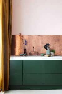 Si on pense avant tout à son aspect décoratif, ce bandeau qui prolonge le plan de travail sur le mur joue pourtant un rôle central dans la cuisine, pour peu que vous passiez un peu de temps derrière les fourneaux. Haute ou minimaliste, en métal, en pierre ou en carrelage, avec ou sans joints, la crédence se plie à toutes les envies. Inspiration cuisine, inspiration crédence, idées crédence cuisine, ideas backsplash kitchen