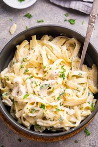 Heavenly Chicken Alfredo Pasta with fettuccini, chicken breast or thighs, and a velvety, white cream sauce. The perfect dump-and-start recipe for Instant Pot beginners and busy people #chickenalfredo #alfredopasta #pastaalfredo #fettuccini #onepotmeal #30minutemeal #instantpotpasta