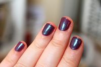 Catrice Berry Potter & Plumbledore is een mooie donker paarse lak met daarin blauwe / groene shimmer die vooral in zonlicht perfect zichtbaar is. Uniek!
