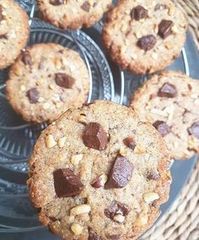 L'association sarrasin, noisettes et éclats de chocolat noir est sans doute ma folie du moment. Après mes muffins (et d'autres choses en préparation), je vous propose de la retrouver dans de délicieux cookies croustillants à l'extérieur et moelleux à l'intérieur