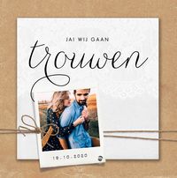 Stoere, vintage trouwkaart met kraft achtergrond, polaroid en label.