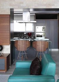 Sofá verde água para decoração moderna de sala cinza com móveis de madeira – Foto: Mauricio Gebara Arquitetura #verde #verdeaguaimagens #verdeaguafundo