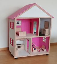 Casa de Madeira feita em Contraplacado com uma medida aproximada de 80 cm de largura e 1 metro de altura, tem iluminação led e alguns móveis personalizados em contraplacado de 3 mm.