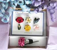 Beautifully crafted and detailed, this wine gift set includes 6 floral charms and a bottlestopper featuring a realistic pink rose topper.