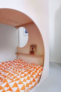 Una habitación compartida es muchas veces la única solución. La falta de espacio en casa, en ocasiones, hace que tengamos que ingeniárnoslas para que nuestros pequeños puedan compartir habitación. Siempre manteniendo la independencia, pues a medida que crecen irán necesitándola más. Hoy os traemos un excelente ejemplo de cómo se puede aprovechar una habitación para …