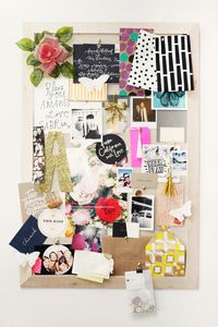 Puedes elegir un estilo minimal o más bien desordenado y cargado para tu vision board como aquí en el ejemplo.