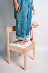 Sesión de fotos de las lonetas de Igor Shoes. Reportaje de fotografía en estudio con modelo.