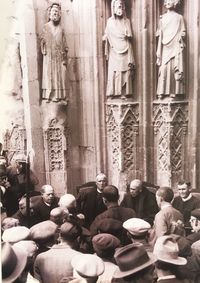 Jaime I confirmó, según el fuero XXXV, al tribunal de las aguas de todos los privilegios que gozaban los regadíos en tiempos de los árabes, que fue establecido por Abderramán III hacia el año 960 de la era cristiana.