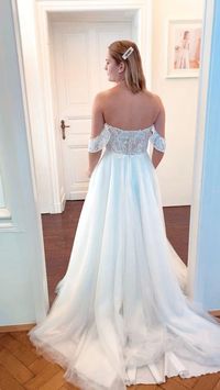 Dieses romantisches Brautkleid verzaubert durch die kleinen, verspielten Ärmelchen und die eng anliegende, trägerlose Corsage. Die florale, romantische Spitze verläuft fließend vom Oberteil bis in den Rock mit funkelnden Pünktchen und lässt Lena leicht und sommerlich wirken. All unsere Brautkleider - auch unser Design Lena - kannst du in deiner Anprobe bei uns individuell mitgestalten und miteinander kombinieren, so dass du dein ganz persönliches Traumkleid finden kannst.