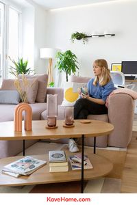 What makes her home unique is the combination of different styles, colours and geometric pieces in the same environment. Mixing and matching colours and textures will make your place unique and personal. - In the Kave of Moderna de Pueblo. #LivingRoom #Ideas #Inspiration #Modern