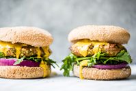 Jalapeño Curry Turkey Burgers are moist, flavorful and will be your new go-to healthy turkey burger. Topped with a delicious and addicting curry tahini sauce that doubles as a dip for sweet potato fries. Time to fire up the grill! #turkeyburgers #burgerrecipe #grilling #summerrecipe #grillingrecipe #healthyburger