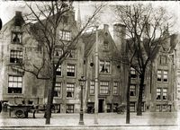 Spui, Amsterdam. With the back of the houses Begijnhof 35-39. Breitner, G.H., approx. 1905