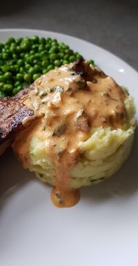 Côte de veau, sauce échalote accompagnée d'une purée maison et de petits pois - My tasty cuisine