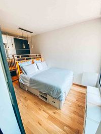 Transformation et aménagement de cette chambre au mur en brique. De la conception aux travaux de ce petit appartement / studio en région parisienne. armoire IKEA PAX noir, parquet clair, decoration, 2019, 2020, paris, Leroy Merlin, construction, inspiration, terrasse, bois, tête de lit, architecte, 30m2, chantier, renovation, coup de coeur, fonctionnel, optimisé, bedroom, bed, briquette, light, white, blanc, baie vitrée, led, lumière, accès extérieur, placard, rangement, rangement sous lit