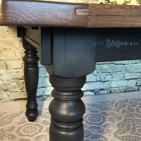 A medium stain with a dark base. It’s a match made in heaven. Top is stained with a combination of minwax classic grey & Jacobean. Base is blended with Wise Owl Carbon & grey linen. A little van dyke brown oil glaze to give some tinted dimension. #carbon #limestone #colorblending #charcoal #grey #painted #furniture #diy #paintedfurniture #wiseowlpaint #chalksynthesispaint
