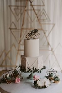 Keeping your wedding cake simple can be a wonderful thing when geometric shapes + greenery are involved.