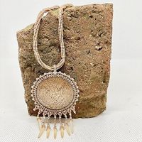 Handgefertigte Halskette mit Kettenanhänger aus Samenperlen und einem großen Cabochon